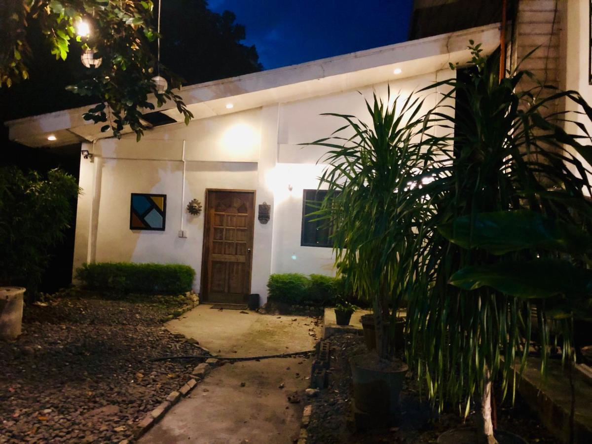 The White Bed And Breakfast Bacolod Eksteriør billede
